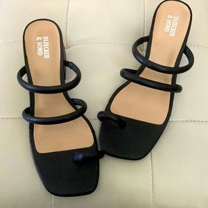Black leather toe loop sandles